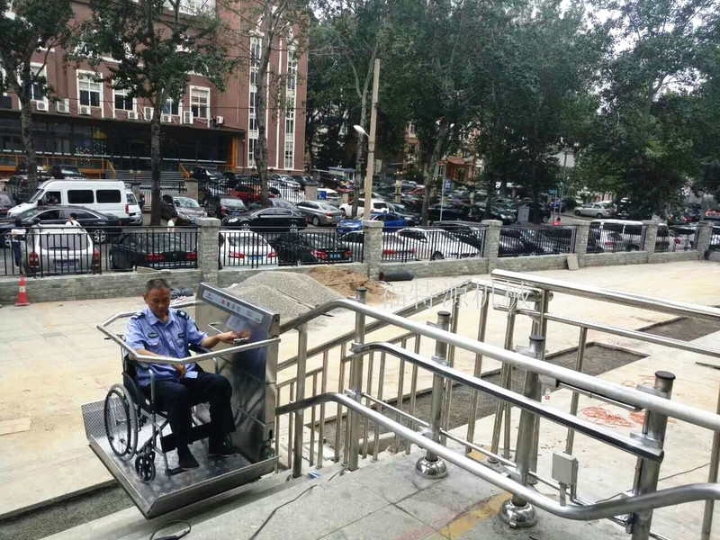 斜掛式無障礙升降平臺